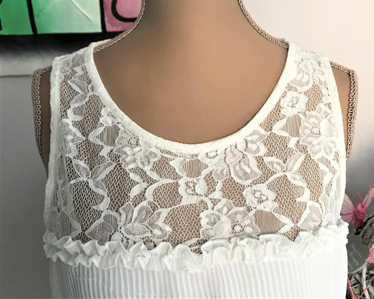 RinaSimento M36 blusa en crema con parte superior de encaje y pliegues . – photo 5